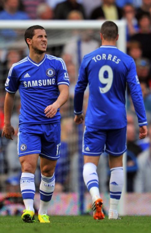 Hazard y Torres, decepcionados tras una ocasin errada.