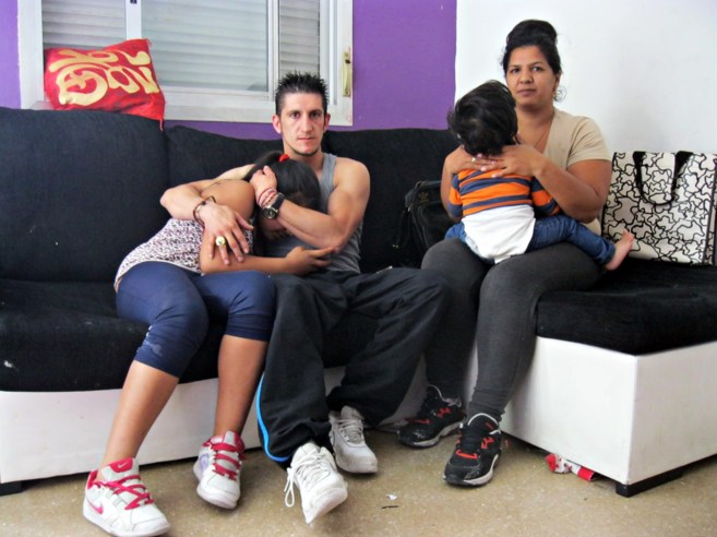 Luis Miguel y Teresa, con dos de sus cuatro hijos, en el piso que...