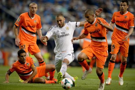 Benzema, rodeado de jugadores del Valencia en el Bernabu.