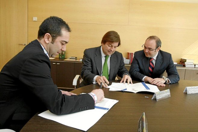 Jos Luis Villanueva (centro), y Eusebio Monz (derecha), en el...