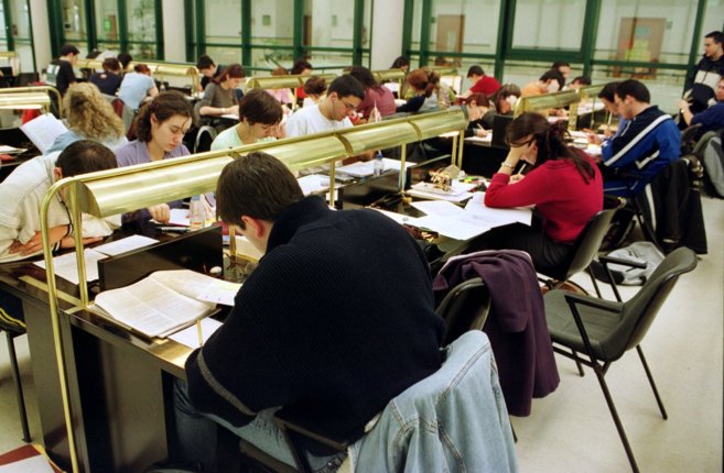 Alumnos en la biblioteca estudiando antes de los examenes.
