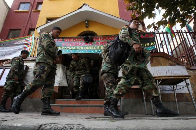 Suboficiales y sargentos movilizados en Bolivia salen de su sede para...