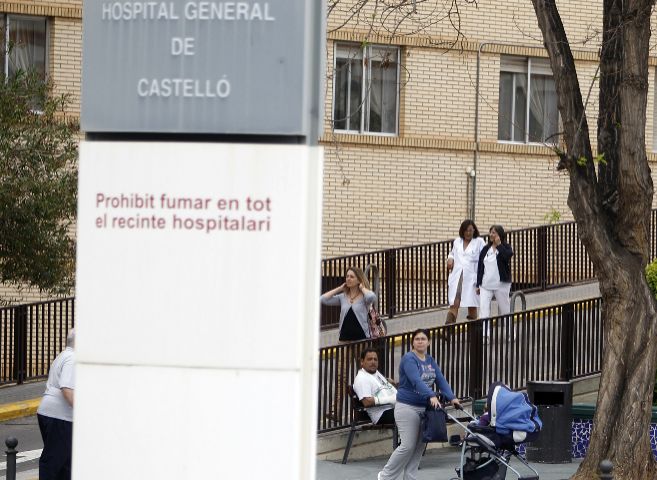 Una madre y un menor pasan delante del hospital General de Castelln...