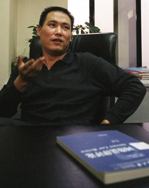 Foto de archivo de Pu Zhiqiang durante una entrevista en 2004 en su...
