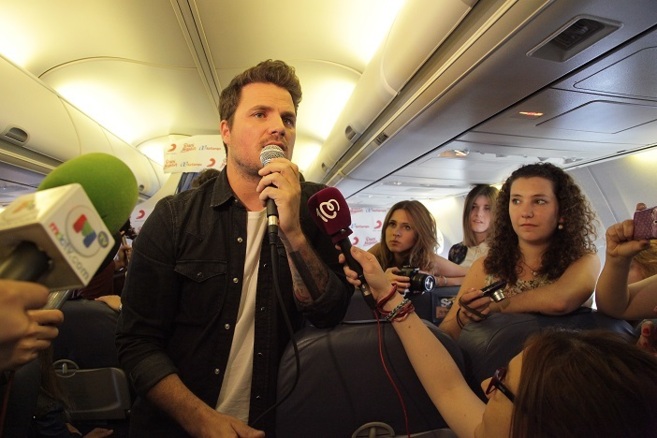 Dani Martín durante su concierto en el avión