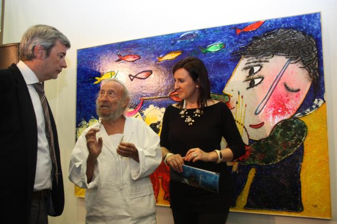 El artista con la consellera Mara Jos Catal en la inauguracin...