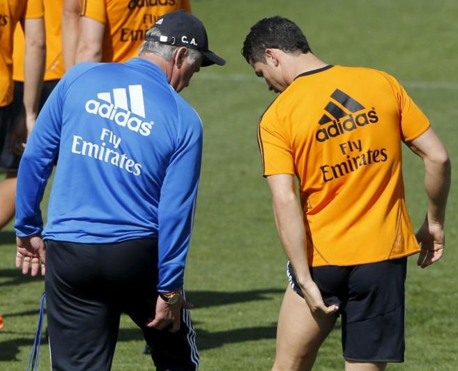 El tcnico del Real Madrid, Carlo Ancelotti conversa con Cristiano...