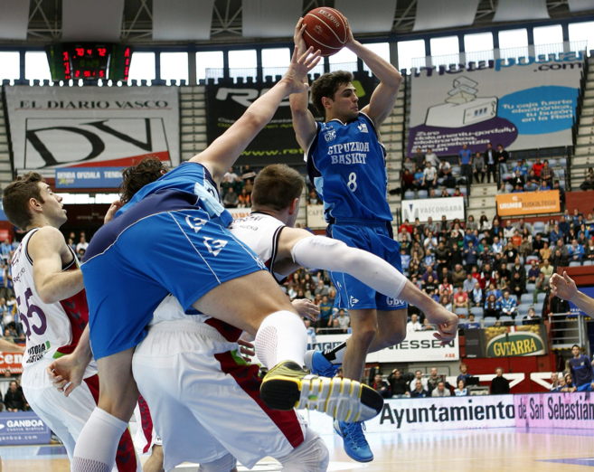El base del Gipuzkoa Basket , atrapa un rebote ante el alero del...