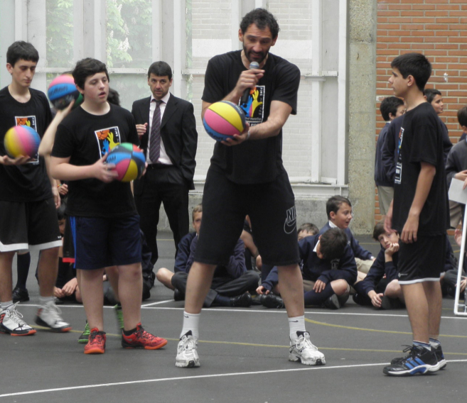 Jorge Garbajosa entrenando co los alumnos del colegio Munabe.