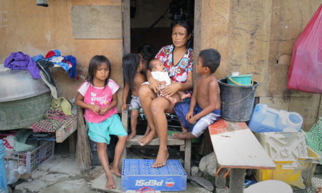 Una joven madre cuida a sus cinco hijos en un refugio.