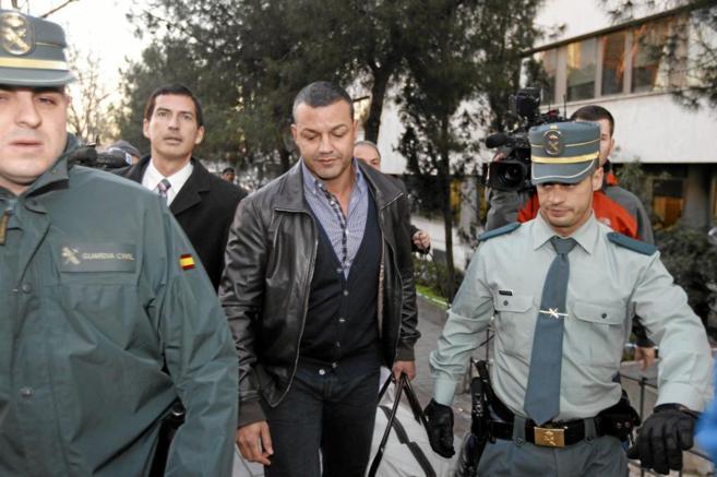 Miguel ngel Flores, escoltado por guardias civiles en los juzgados.