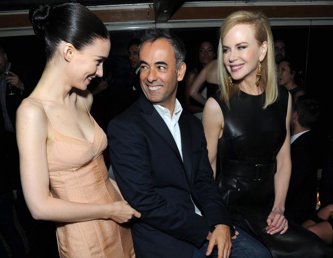Las actrices Rooney Mara y Nicole Kidman junto al director creativo de...
