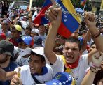 Opositores del Gobierno venezolano protestan en una manifestacin en...