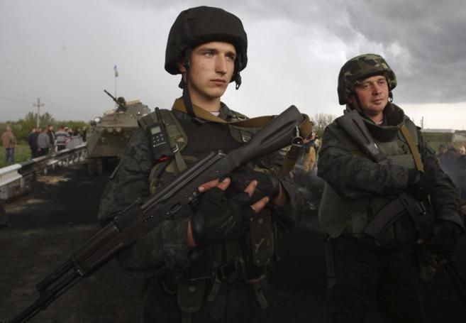 Soldados ucranianos bloqueando una carretera en la localidad de...