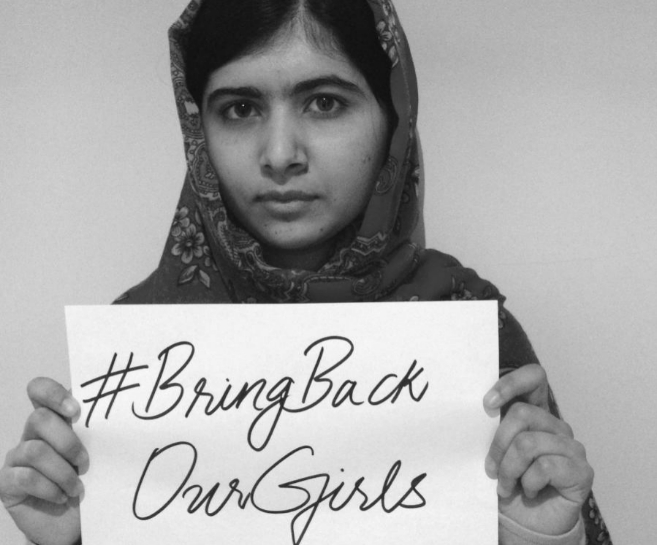 Malala Yousafzai sostiene un cartel con el mensaje "Devuelvan a...