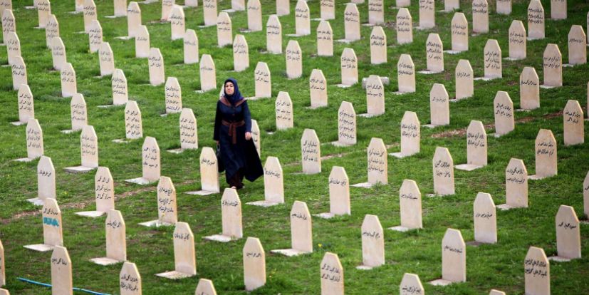 Una mujer kurda irak visita un cementerio de lvctimas dde un...