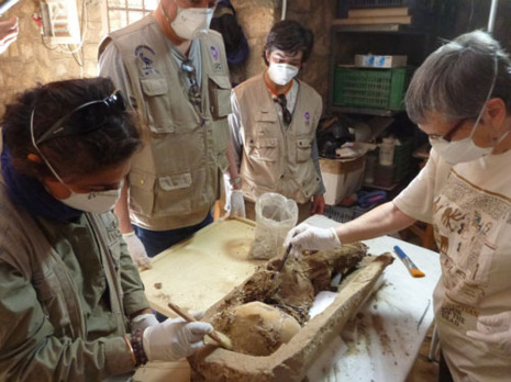 Investigadores examinan una momia hallada en Dra Abu el-Naga.