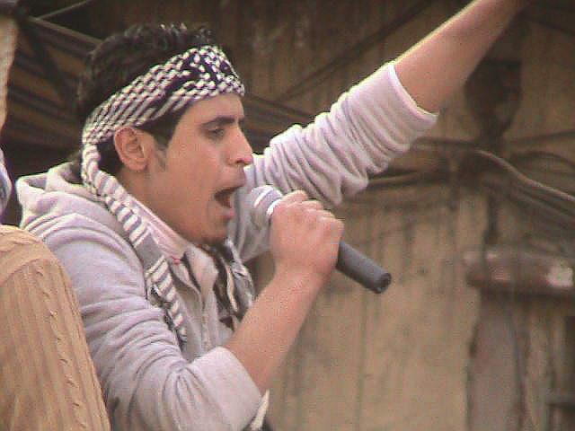 Abdel Basset Sarout canta para defender la resistencia no violencia en...