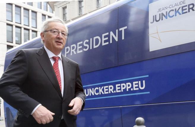 El candidato del Partido Popular Europeo, Jean-Claude Juncker, llega a...