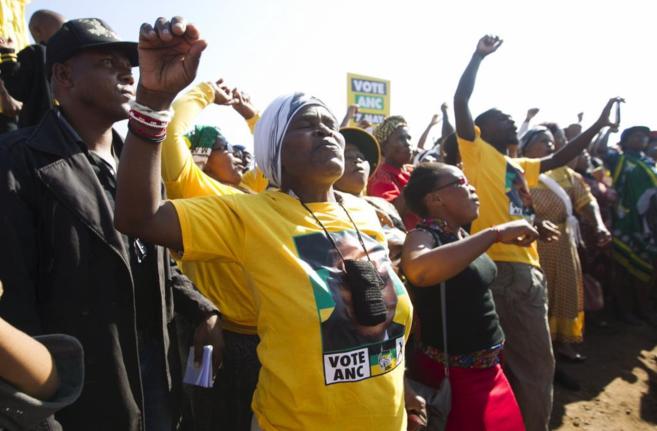 Seguidores del CNA celebran su victoria en Johanesburgo.