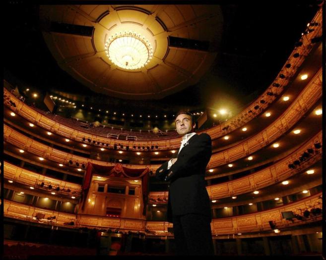 Enrique Ponce posa en el Teatro Real