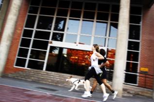 Dos jvenes hacen footing en Valencia.