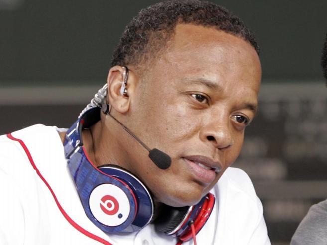Dr. Dre con unos auriculares Beats.