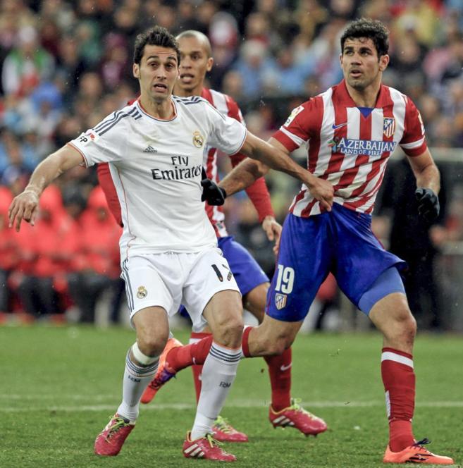 Arbeloa y Diego Costa, en una accin en el partido del Real Madrid y...