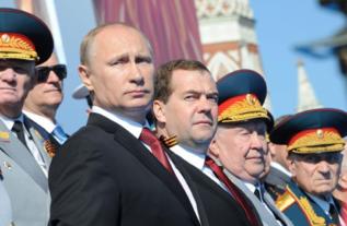 Putin y el primer ministro Medvedev (centro).