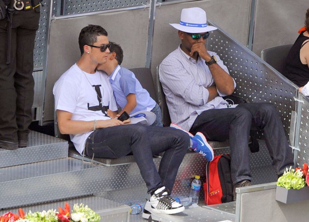 El jugador Cristiano Ronaldo acudi ayer al tenis con su hijo...