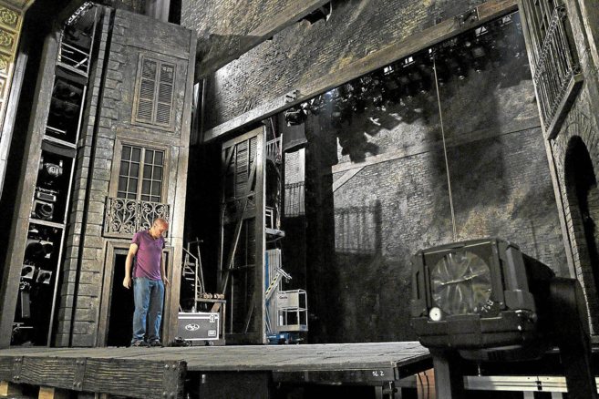 Los técnicos supervisan el escenario de Los Miserables, en el Teatro...