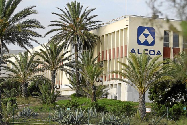 Fachada de la factoría de Alcoa en Alicante.