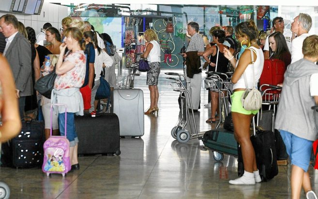Afluencia masiva de turistas en el aeropuerto de Alicante-Elche.