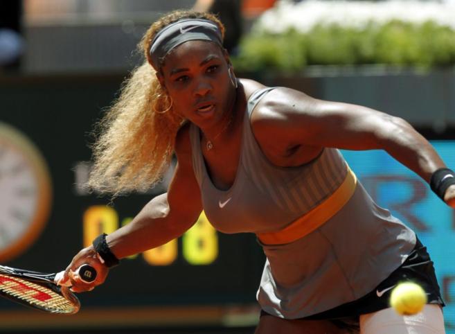 Serena Williams golpea una bola durante el partido contra Carla...