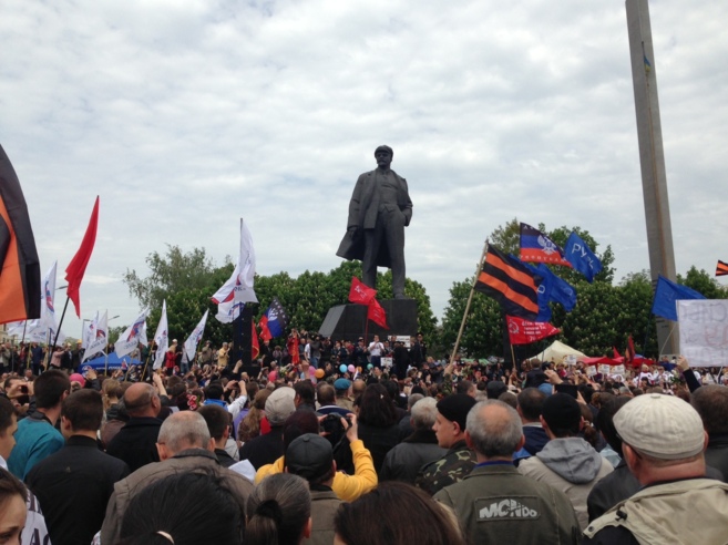 Cientos de personas en torno a una estatua de Lenin, este viernes en...