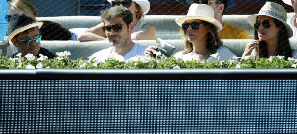 El portero Iker Casillas y su novia Sara Carbonero ven el partido de...