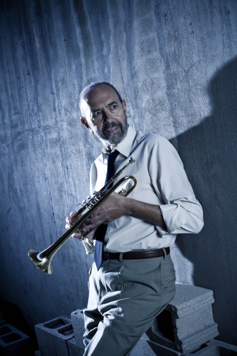 Miguel Relln, con la trompeta que toca su personaje.