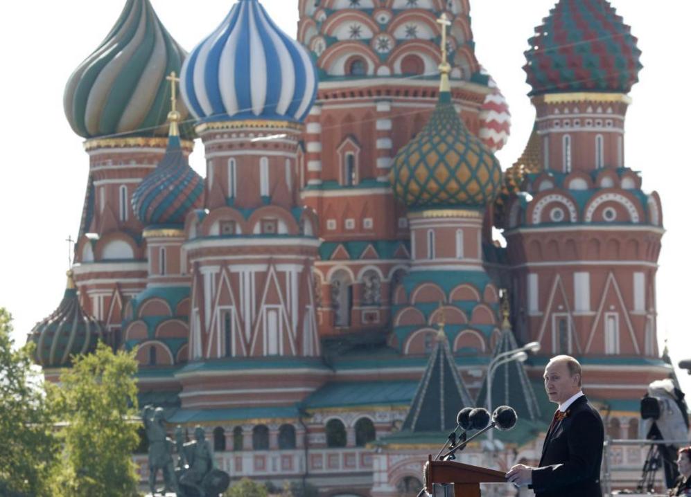 El presidente ruso, Vladimir Putin da un discruso antes del desfile...