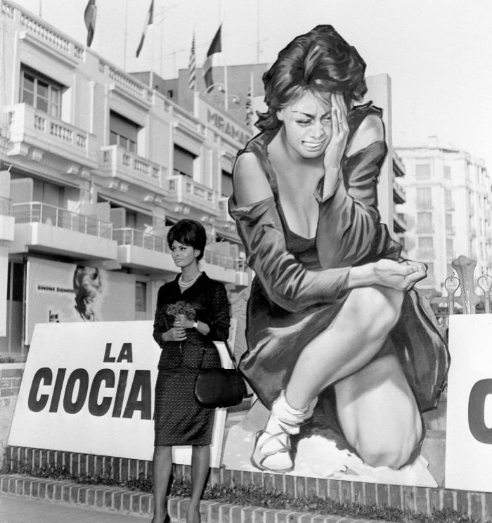 Ante el cartel de 'La Ciociara' -'Dos Mujeres', la pelcula en la que...