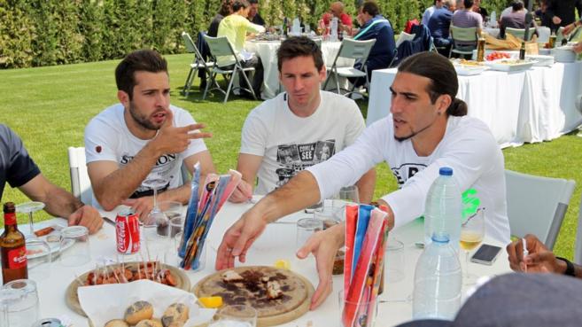 Jordi Alba, Messi y Pinto, durante el asado del mircoles.