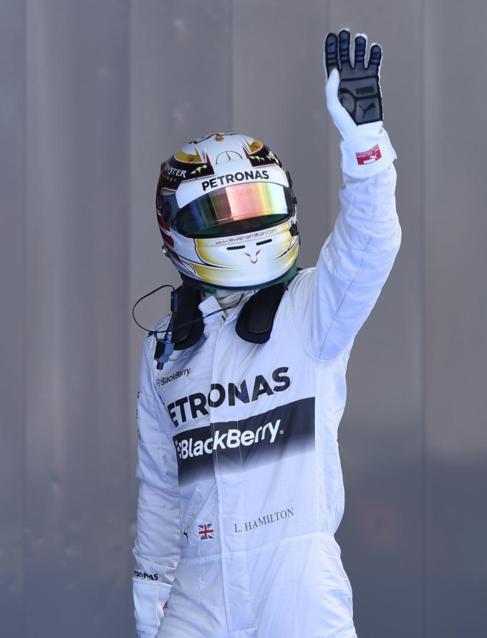 Hamilton saluda al público del Circuit de Catalunya.