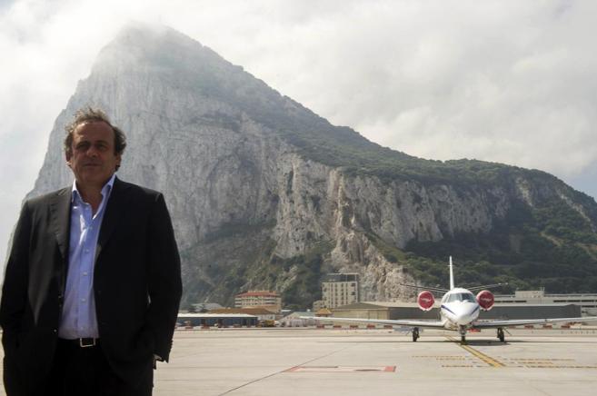 Michel Platini posa con el Pen al fondo.