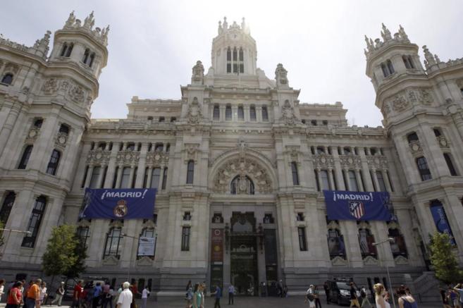 La fachada del Ayuntamiento de Madrid con los dos escudos.