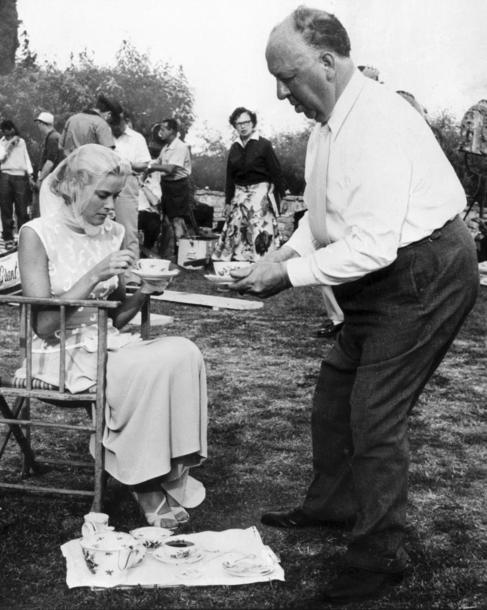 Grace Kelly y Alfred Hitchcock tomando un t durante el rodaje de...