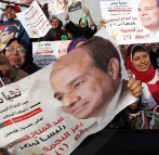 Seguidores de Al Sisi muestran posters de su campaa en el acto de...