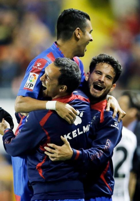 ngel celebra su gol en el Ciutat de Valencia.