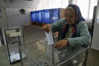 Una mujer vota en Slaviansk, en  Donetsk.