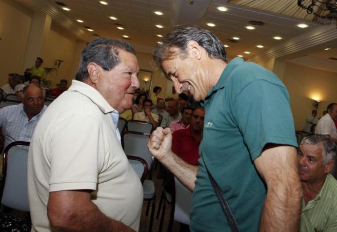 Pedro Escobar (a la derecha) conversa con un militante en Mérida.