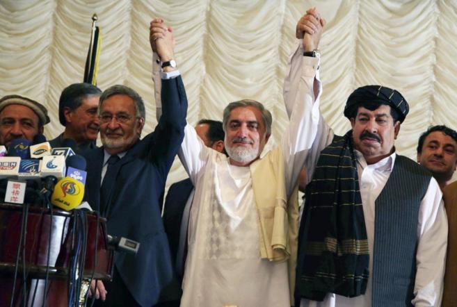 Zalmai Rassoul, Abdullah Abdullah y Gul Agha Sherzai, tras anunciar su...