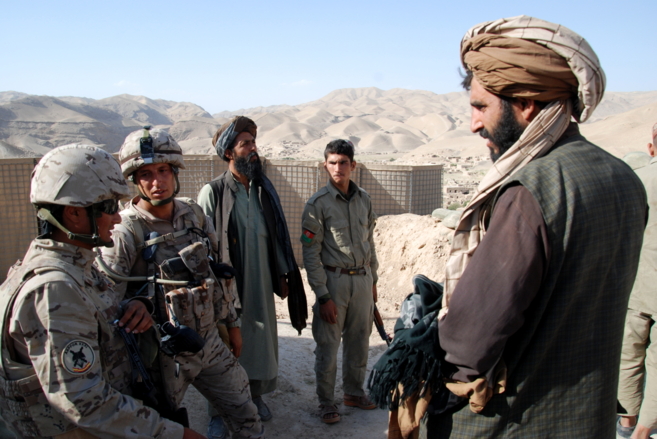 Un intrprete afgano, a la izquierda, traduce a un militar espaol...